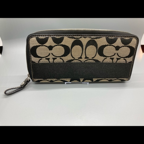 Coach Wallet Great Condition - Picture 2 of 9